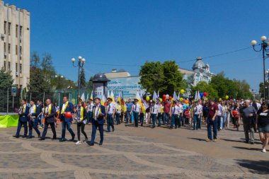 Krasnodar, Rusya - 1 Mayıs 2017: İnsanlar Krasnodar 'da 1 Mayıs (İşçi Bayramı) gösterisine katıldı. Krasnodar Şehri Hükümeti.