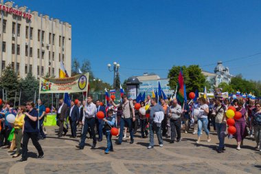 Krasnodar, Rusya - 1 Mayıs 2017: İnsanlar Krasnodar 'da 1 Mayıs (İşçi Bayramı) gösterisine katıldı. Acil servis..