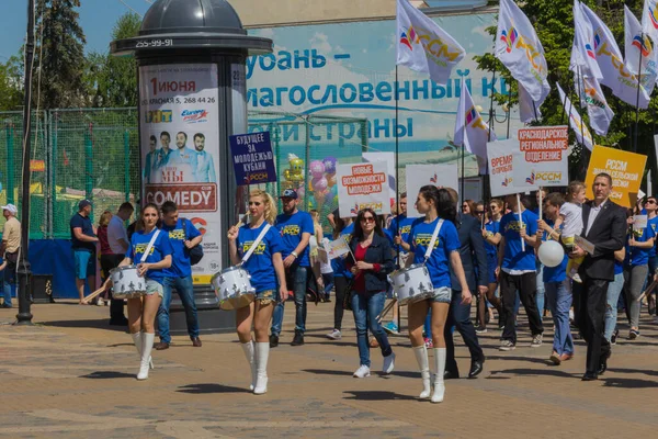 Krasnodar, Rusya - 1 Mayıs 2017: İnsanlar Krasnodar 'da 1 Mayıs (İşçi Bayramı) gösterisine katıldı. Rusya 'nın tarım birliği.