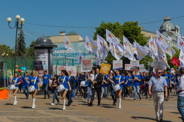 Krasnodar, Rusya - 1 Mayıs 2017: İnsanlar Krasnodar 'da 1 Mayıs (İşçi Bayramı) gösterisine katıldı. Rusya 'nın tarım birliği.