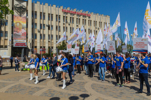 Краснодар, Россия - 1 мая 2017 года: Люди принимают участие в первомайской демонстрации в Краснодаре. Сельскохозяйственный союз России
.