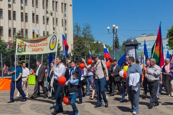 Krasnodar Rusia Mayo 2017 Gente Participa Manifestación Del Primero Mayo — Foto de Stock