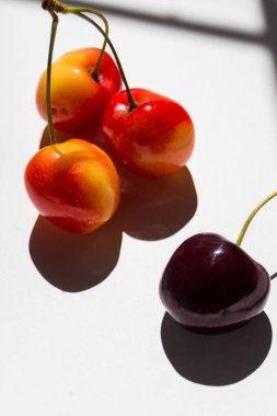 Beyaz arka planda kiraz meyvesi