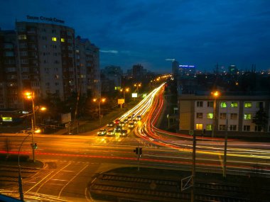 Krasnodar, Rusya - 05 Ocak 2018: Krasnodar 'daki şehir gece caddesinde hafif iz sürme efekti. Krasnodar, Rusya Federasyonu 'nun Krasnodar Krai eyaletinde yer alan bir şehirdir.