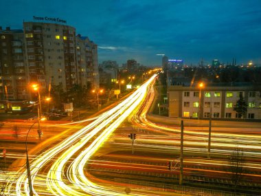 Krasnodar, Rusya - 05 Ocak 2018: Krasnodar 'daki şehir gece caddesinde hafif iz sürme efekti. Krasnodar, Rusya Federasyonu 'nun Krasnodar Krai eyaletinde yer alan bir şehirdir.