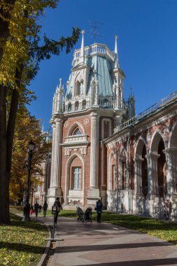 Moskova, Rusya - 11 Ekim 2018: Müze rezervi Tsaritsyno 'daki Büyük Çar Sarayı. Tsaritsyno, Moskova 'nın güneyinde yer alan bir saray müzesidir. 1776 'da Büyük Catherine' in emriyle kuruldu..