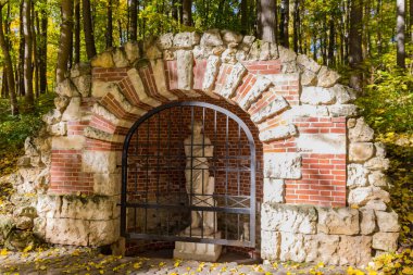 Tsaritsyno müzesinde kilitli bir anıt. Tsaritsyno, Moskova 'nın güneyinde yer alan bir saray müzesidir. 1776 'da Büyük Catherine' in emriyle kuruldu..