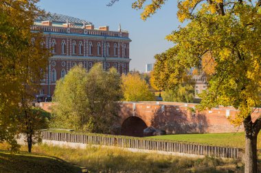 MOSCOW, RUSSIA - 15 Ekim 2018: Müze rezervi Tsaritsyno 'da köprüye ve Ekmek Evi' ne (Mutfak Mahallesi) bakın.