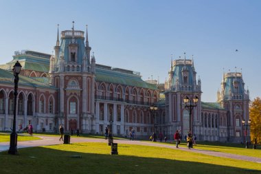 Moskova, Rusya - 15 Ekim 2018: Müze rezervi Tsaritsyno 'daki Büyük Çar Sarayı. Tsaritsyno, Moskova 'nın güneyinde yer alan bir saray müzesidir. 1776 'da Büyük Catherine' in emriyle kuruldu..