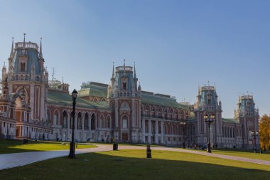 Moskova, Rusya - 15 Ekim 2018: Müze rezervi Tsaritsyno 'daki Büyük Çar Sarayı. Tsaritsyno, Moskova 'nın güneyinde yer alan bir saray müzesidir. 1776 'da Büyük Catherine' in emriyle kuruldu..
