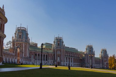 Moskova, Rusya - 15 Ekim 2018: Müze rezervi Tsaritsyno 'daki Büyük Çar Sarayı. Tsaritsyno, Moskova 'nın güneyinde yer alan bir saray müzesidir. 1776 'da Büyük Catherine' in emriyle kuruldu..