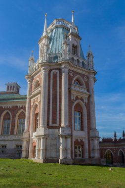 Moskova, Rusya - 16 Ekim 2018: Müze rezervi Tsaritsyno 'daki Büyük Çar Sarayı. Tsaritsyno, Moskova 'nın güneyinde yer alan bir saray müzesidir. 1776 'da Büyük Catherine' in emriyle kuruldu..