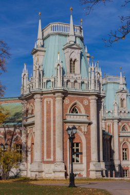 Moskova, Rusya - 16 Ekim 2018: Müze rezervi Tsaritsyno 'daki Büyük Çar Sarayı. Tsaritsyno, Moskova 'nın güneyinde yer alan bir saray müzesidir. 1776 'da Büyük Catherine' in emriyle kuruldu..