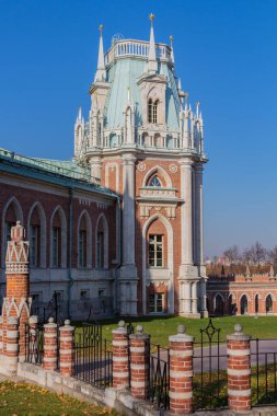 Moskova, Rusya - 18 Ekim 2018: Müze rezervi Tsaritsyno 'daki Büyük Tsaritsyn Sarayı. Tsaritsyno, Moskova 'nın güneyinde yer alan bir saray müzesi..