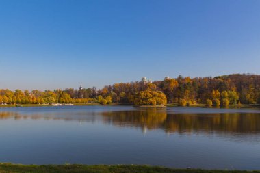 Moskova, Rusya - 18 Ekim 2018: Müze rezervi Tsaritsyno 'daki Büyük Çar Sarayı' na peyzaj yarışı. Tsaritsyno, Moskova 'nın güneyinde yer alan bir saray müzesi..