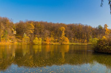 MOSCOW, RUSSIA - 18 Ekim 2018: Tsaritsyno parkındaki gölete panoramik manzara, yürüyen ve rahatlatan insanlar
