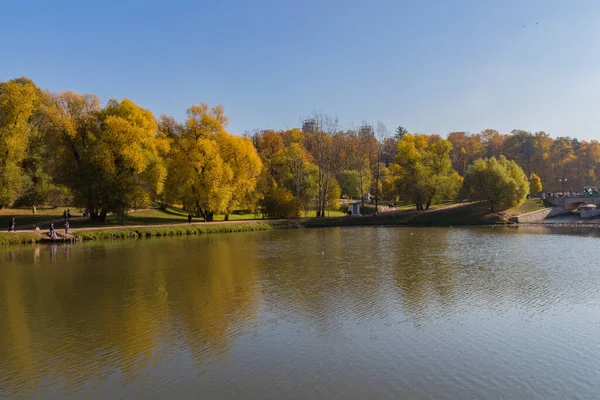 Moscou Russie Octobre 2018 Vue Panoramique Sur Étang Dans Parc — Photo