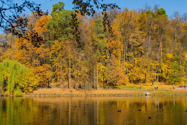 Moscow Rússia Outubro 2018 Vista Panorâmica Lagoa Parque Tsaritsyno Pessoas — Fotografia de Stock