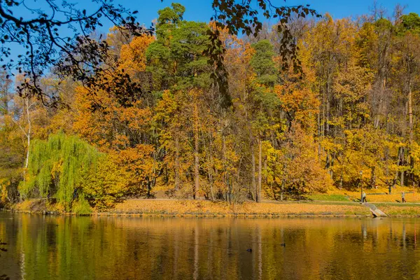 Moscow Rússia Outubro 2018 Vista Panorâmica Lagoa Parque Tsaritsyno Pessoas — Fotografia de Stock