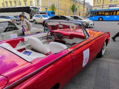 MOSCOW, RUSSIA - 26 Mayıs 2019: 16. L.U.C Chopard Klasik Hafta sonu Mitingi 'nde Retro Ford Thunderbird premium araba.