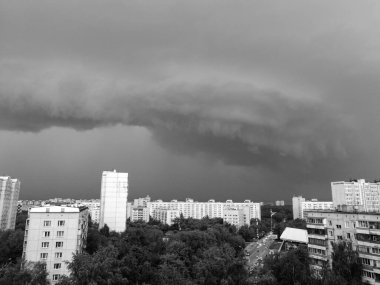 MOSCOW, RUSSIA - 08 Mayıs 2019: Moskova 'da yağmur bulutları, manzara manzarası, siyah beyaz fotoğraf
