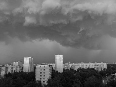 MOSCOW, RUSSIA - 08 Mayıs 2019: Moskova 'da yağmur bulutları, manzara manzarası, siyah beyaz fotoğraf