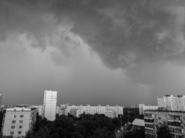 MOSCOW, RUSSIA - 08 Mayıs 2019: Moskova 'da yağmur bulutları, manzara manzarası, siyah beyaz fotoğraf