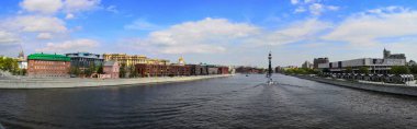 MOSCOW, RUSSIA - 05 Mayıs 2019: Krimsky Köprüsü 'nden (Kırım Köprüsü) Moskva Nehri' ne kadar panoramik manzara. Kurtarıcı İsa Katedrali 'ne ve Büyük Heykel Peter' a bakın..
