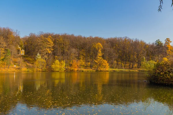 Moscow Russia Października 2018 Panoramiczny Widok Staw Parku Caritsyno Osoby — Zdjęcie stockowe