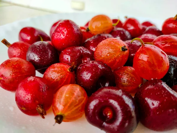 Stachelbeeren Und Wildkirschbeeren Gean Auf Hellem Hintergrund — Stockfoto