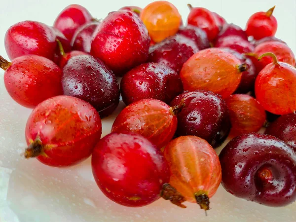 Stachelbeeren Und Wildkirschbeeren Gean Auf Hellem Hintergrund — Stockfoto