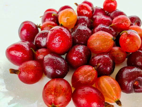 Stachelbeeren Und Wildkirschbeeren Gean Auf Hellem Hintergrund — Stockfoto