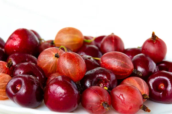 Stachelbeeren Und Wildkirschbeeren Gean Auf Hellem Hintergrund — Stockfoto