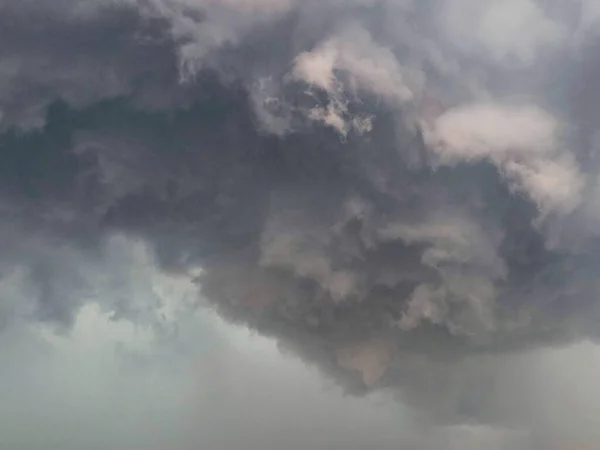 雨の雲の背景雲は雨の前に大きな煙のように濃い灰色になります この雷雨は稲妻と雷を伴う嵐である — ストック写真