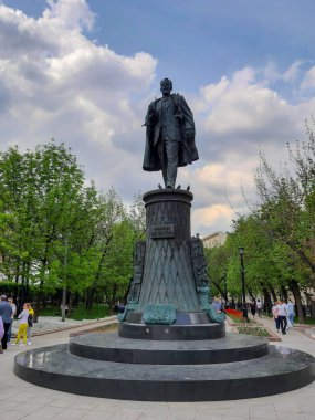 MOSCOW, RUSSIA - 12 Mayıs 2019: Moskova 'daki Sretensky Bulvarı' ndaki mühendis Vladimir Shukhov anıtı. Heykeltraşlar Salavat Şcherbakov ve Sergei Şcherbakov. Rusya Moskova. 16 Ağustos 2018