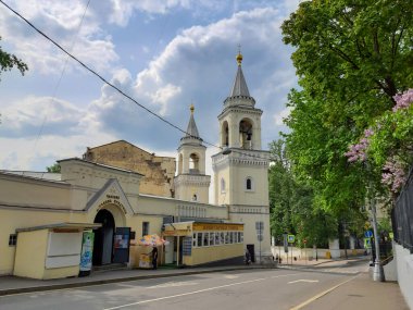 MOSCOW, RUSSIA - 12 Mayıs 2019: Kitai-gorod caddesinde Ivanovsky Manastırı. Rusya 'daki Ortodoks Kilisesi. Ortodoks Hıristiyan Kilisesi. Dini tarihi mimari.