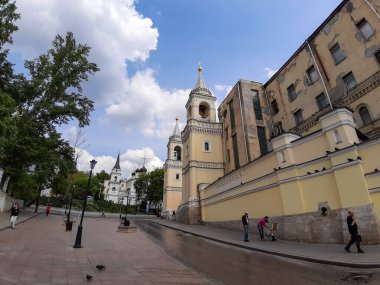 MOSCOW, RUSSIA - 12 Mayıs 2019: İvanovsky Manastırı ve Kitai-gorod Caddesi 'ndeki Aziz Vladimir Kilisesi' ne bakın. Rusya 'daki Ortodoks kiliseleri. Dini tarihi mimari.