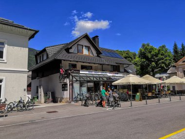 Kranjska Gora, Slovenya - 07 Haziran 2019: Kafesi ve bisiklet kiralayan Kranjska Gora 'da sokak