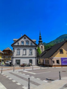 Kranjska Gora, Slovenya - 07 Haziran 2019: Kranjska Gora 'da Bakire Meryem' in Varsayımı Kilisesi ve Sokağa Bakış.