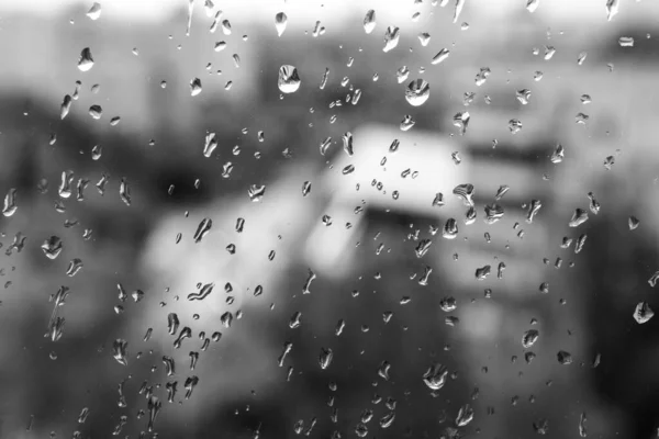 雨天透过窗户看城市 黑白照片 城市的雨 — 图库照片