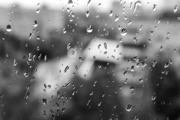 雨天透过窗户看城市 黑白照片 城市的雨 — 图库照片