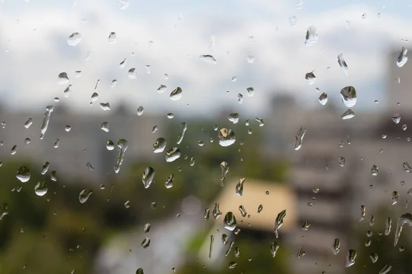 莫斯科市 俄罗斯 夏季多云的雨天 突如其来的寒冷 落在窗玻璃上和城景上 湿玻璃质感 — 图库照片