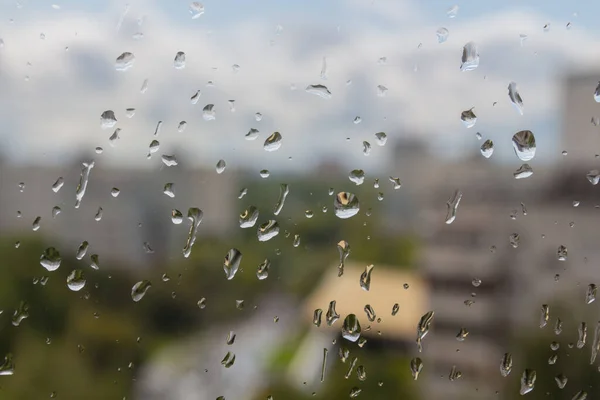 水滴在城市建筑和天空背景的窗玻璃上 美丽的雨滴 多雨的天气 莫斯科的城市风景 — 图库照片
