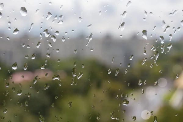 水滴在城市建筑和天空背景的窗玻璃上 美丽的雨滴 多雨的天气 莫斯科的城市风景 — 图库照片