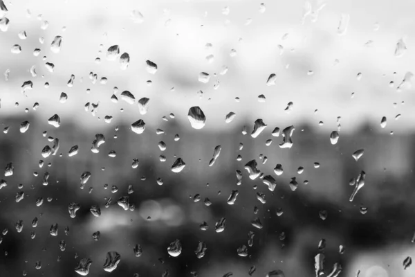玻璃上的雨点 黑色和白色的夏季照片 — 图库照片