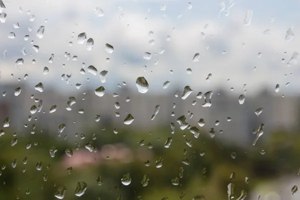 水滴在城市建筑和天空背景的窗玻璃上 美丽的雨滴 多雨的天气 莫斯科的城市风景 — 图库照片