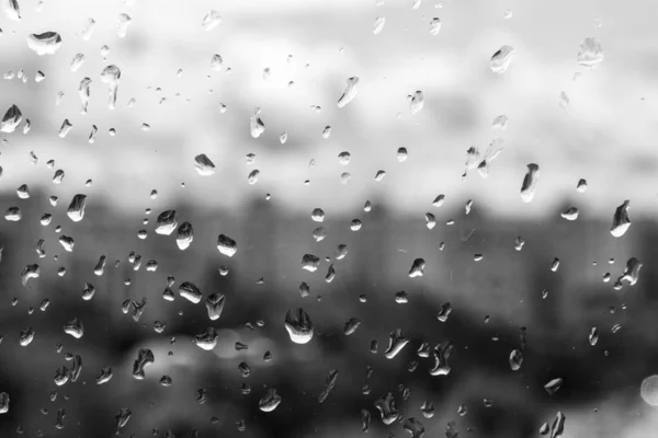 玻璃上的雨点 黑色和白色的夏季照片 — 图库照片