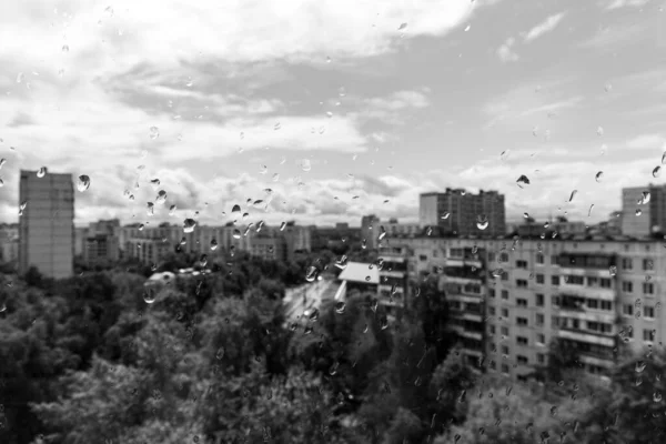 ガラスの上に雨の滴 白黒の夏の写真 — ストック写真