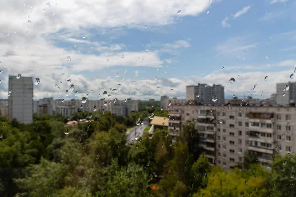 Eau Tombe Sur Verre Fenêtre Sur Fond Des Bâtiments Ville — Photo