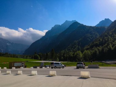 Kranjska Gora, Slovenya - 07 Haziran 2019: Planica Nordic Centre yakınlarındaki Alplere bakın. Güzel alp manzarası.